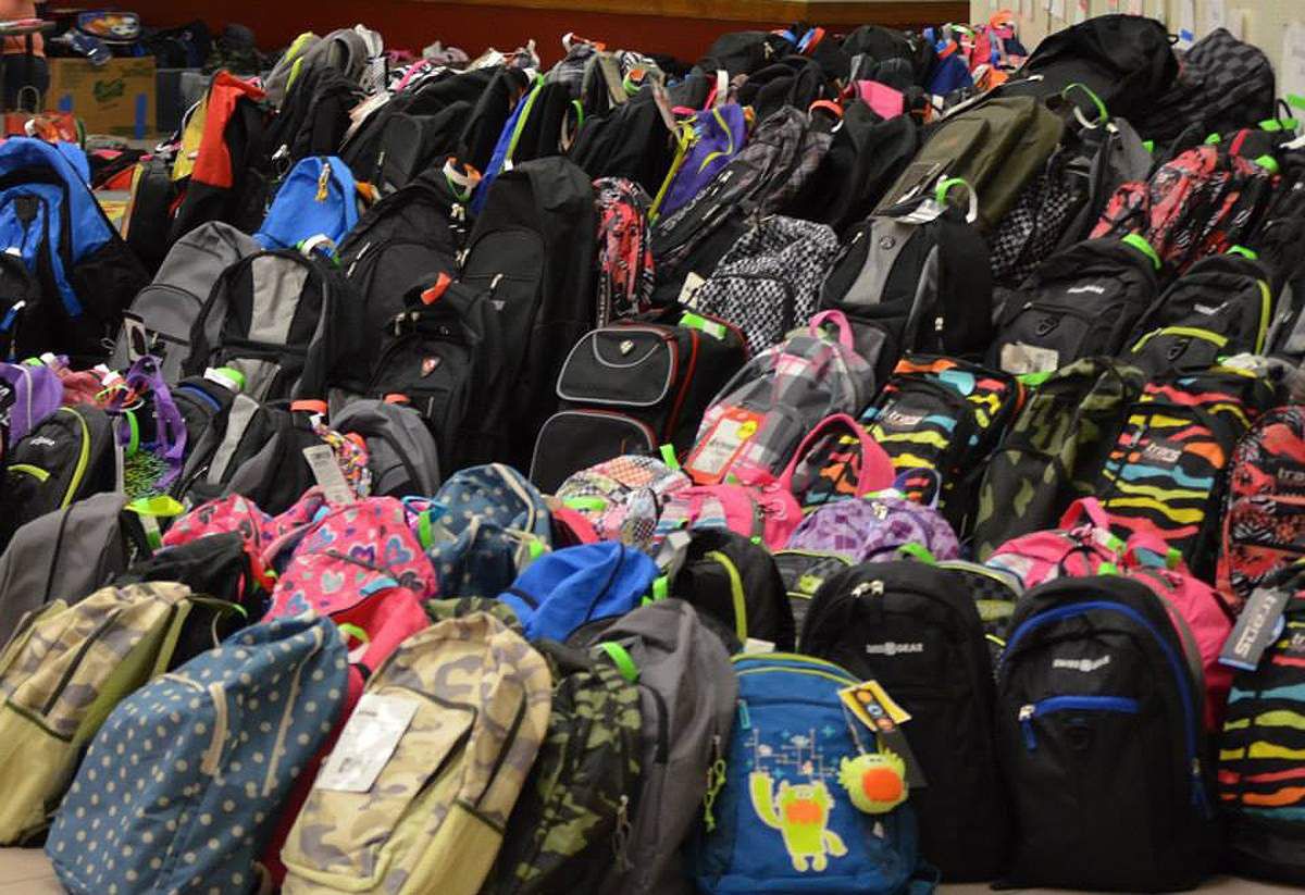 مجموعة من خريجي الكلية يقومون بحملة لجمع حقائب مدرسية وتوزيعها على الطلاب المحتاجين.