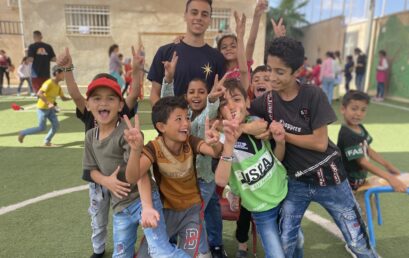 عائلتنا الثانية في الأردن: طلاب كلية بيت لحم للكتاب المقدس يخدمون وسط اللاجئين السوريين!