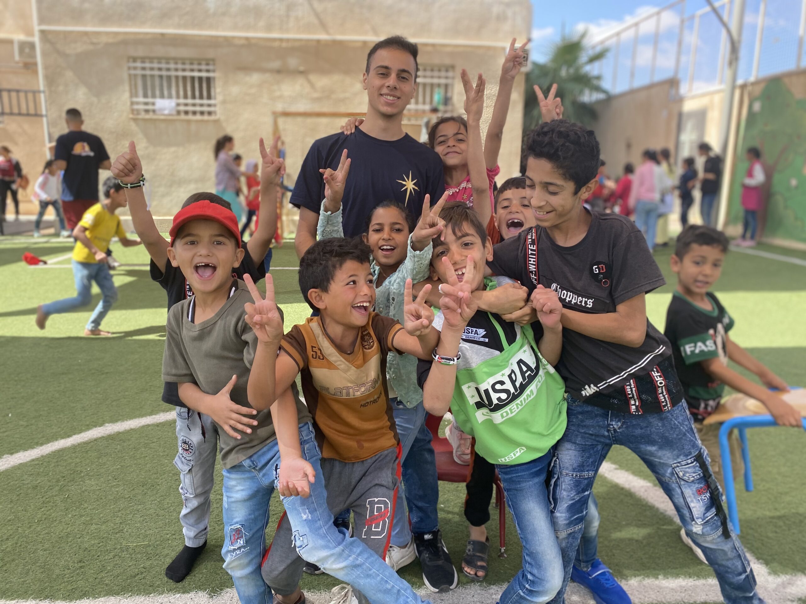 عائلتنا الثانية في الأردن: طلاب كلية بيت لحم للكتاب المقدس يخدمون وسط اللاجئين السوريين!